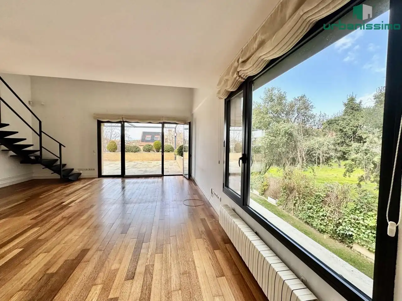 Sala de estar de Casa adosada en venta en  Madrid Capital con Aire acondicionado, Calefacción y Jardín privado