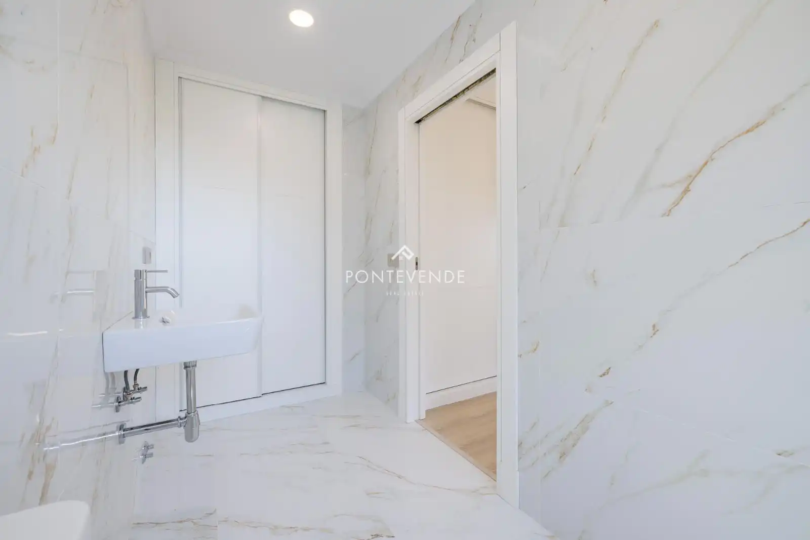 Bathroom of Houses for sale in Sanxenxo  with Private garden, Parquet flooring and Terrace