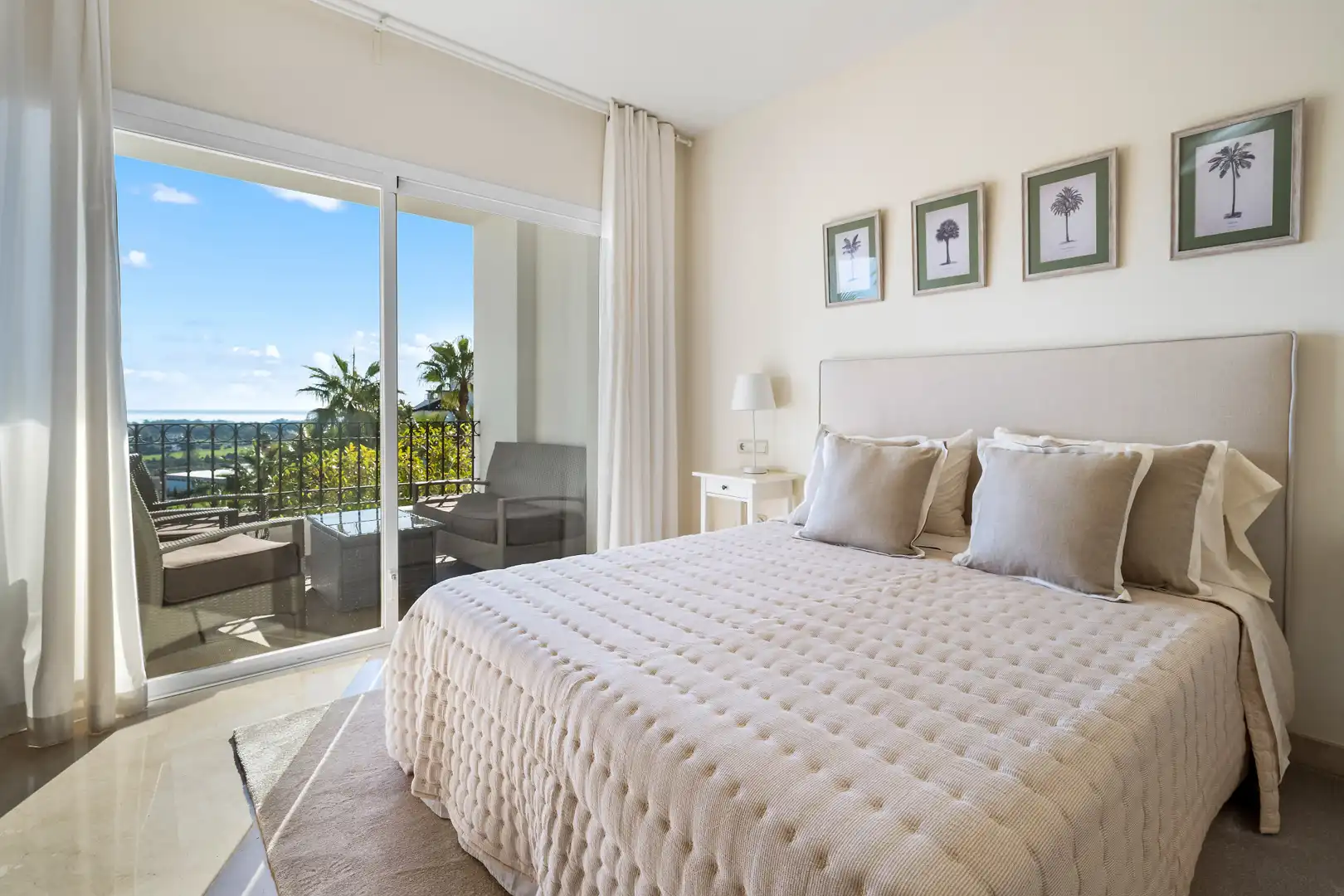 Schlafzimmer von Wohnungen zur Miete in Benahavís mit Klimaanlage, Terrasse und Schwimmbad