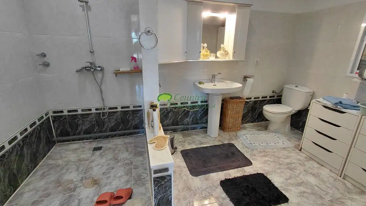 Bany de Finca rústica en venda en Vélez-Málaga amb Aire condicionat, Terrassa i Traster