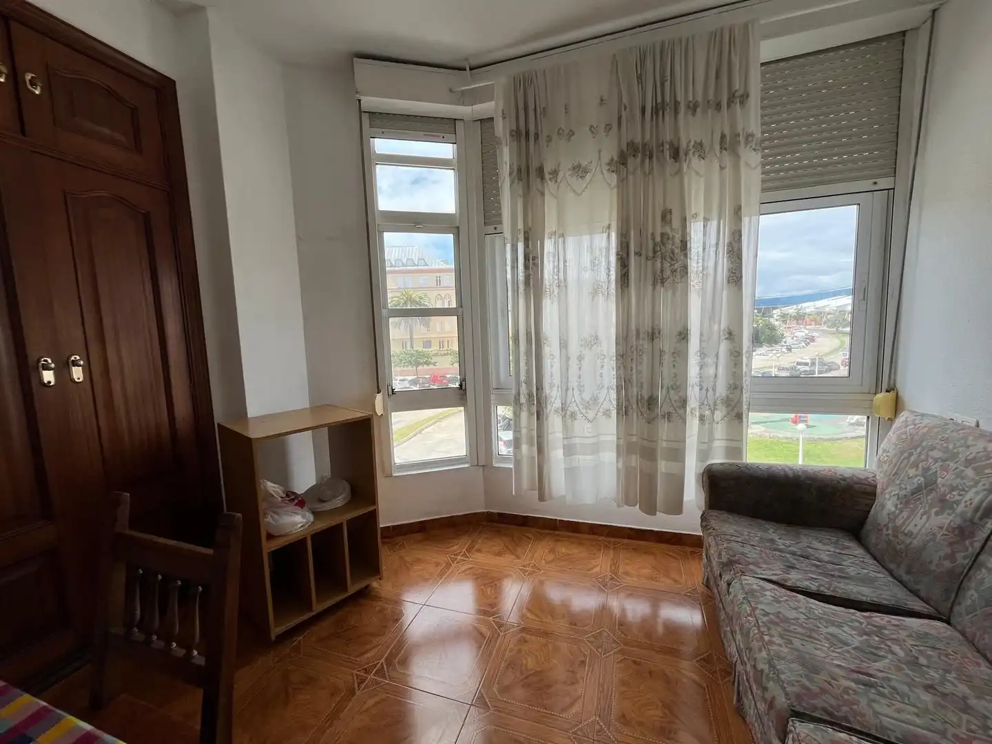 Dormitori de Pis de lloguer en A Coruña Capital  amb Terrassa i Moblat
