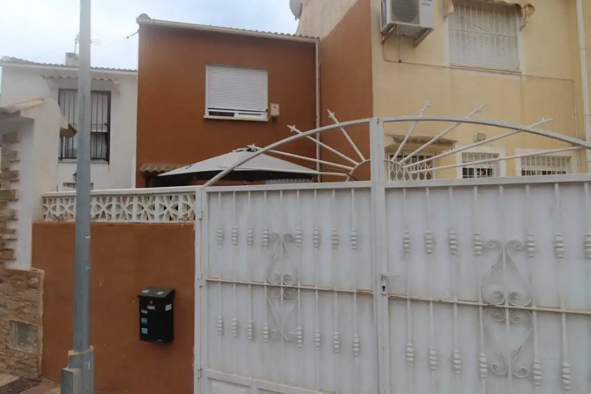 Vista exterior de Casa adosada en venda en Torrevieja amb Jardí privat, Terrassa i Moblat
