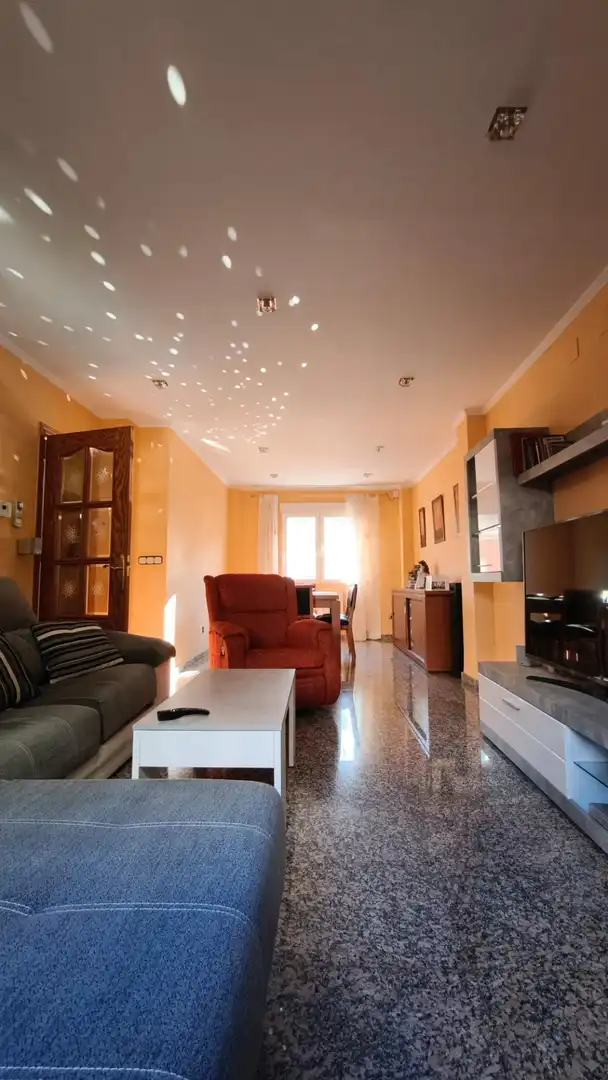 Wohnzimmer von Einfamilien-Reihenhaus zum Verkauf in Huétor Vega mit Klimaanlage, Heizung und Privatgarten