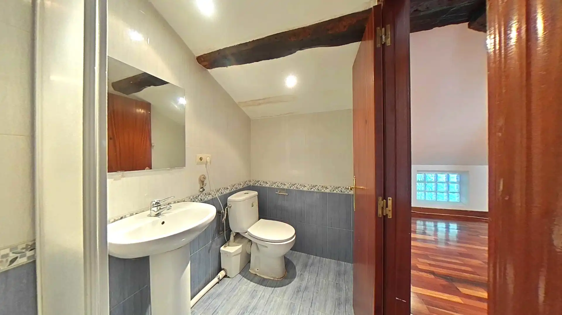Baño de Piso en venta en Castro-Urdiales con Parquet