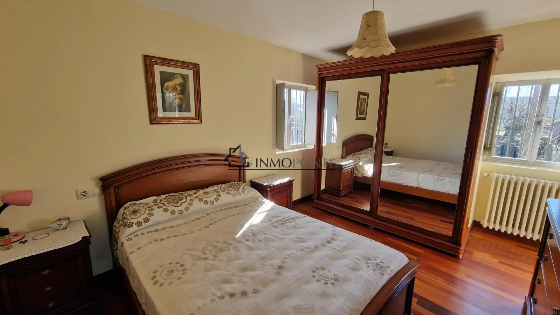 Dormitori de Casa o xalet en venda en Pontevedra Capital  amb Jardí privat