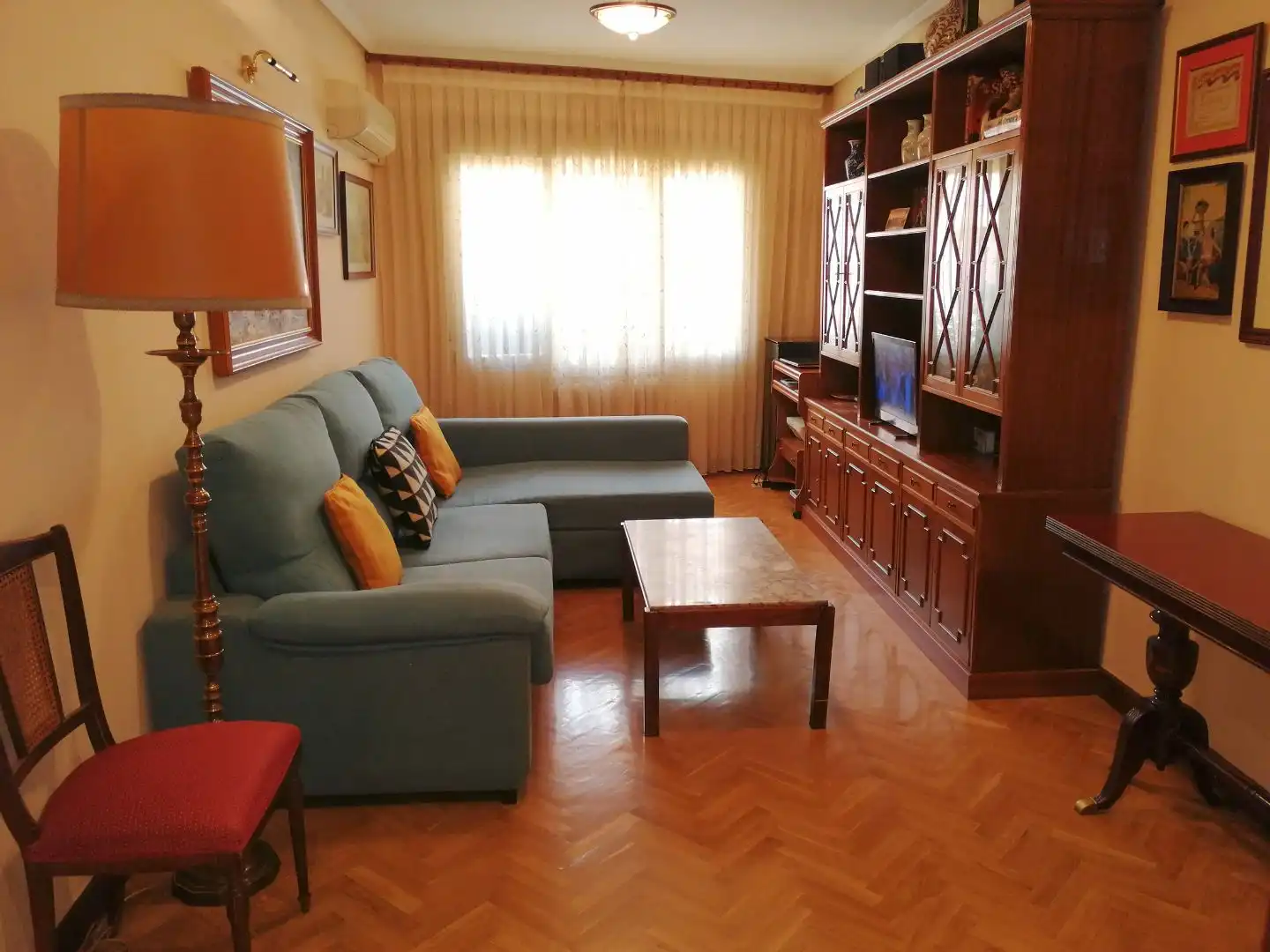 Sala d'estar de Apartament en venda en  Madrid Capital amb Aire condicionat