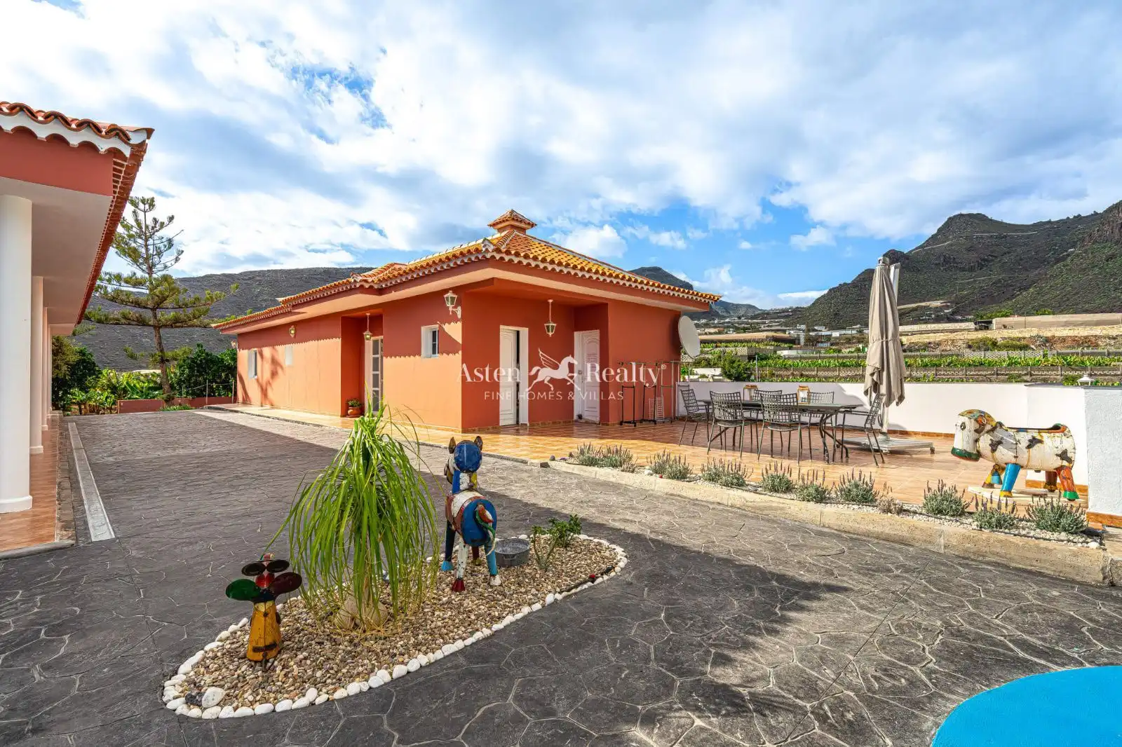 Vista exterior de Casa o chalet en venta en Santiago del Teide con Aire acondicionado, Calefacción y Piscina