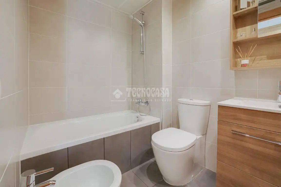 Baño de Piso en venta en L'Hospitalet de Llobregat con Aire acondicionado, Calefacción y Balcón