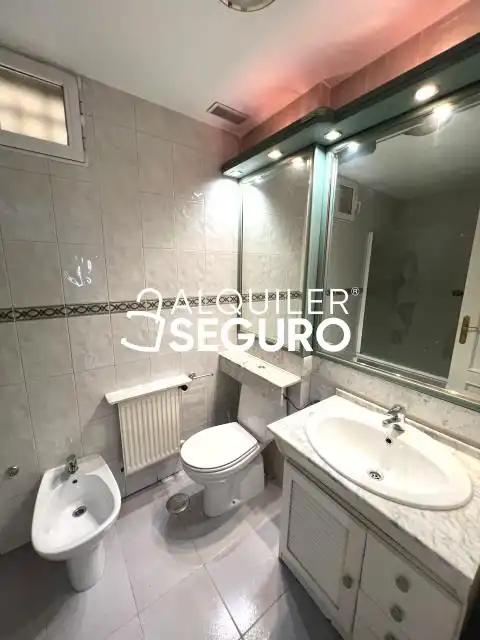 Bathroom of Flat for rent in Madrid  with Heating