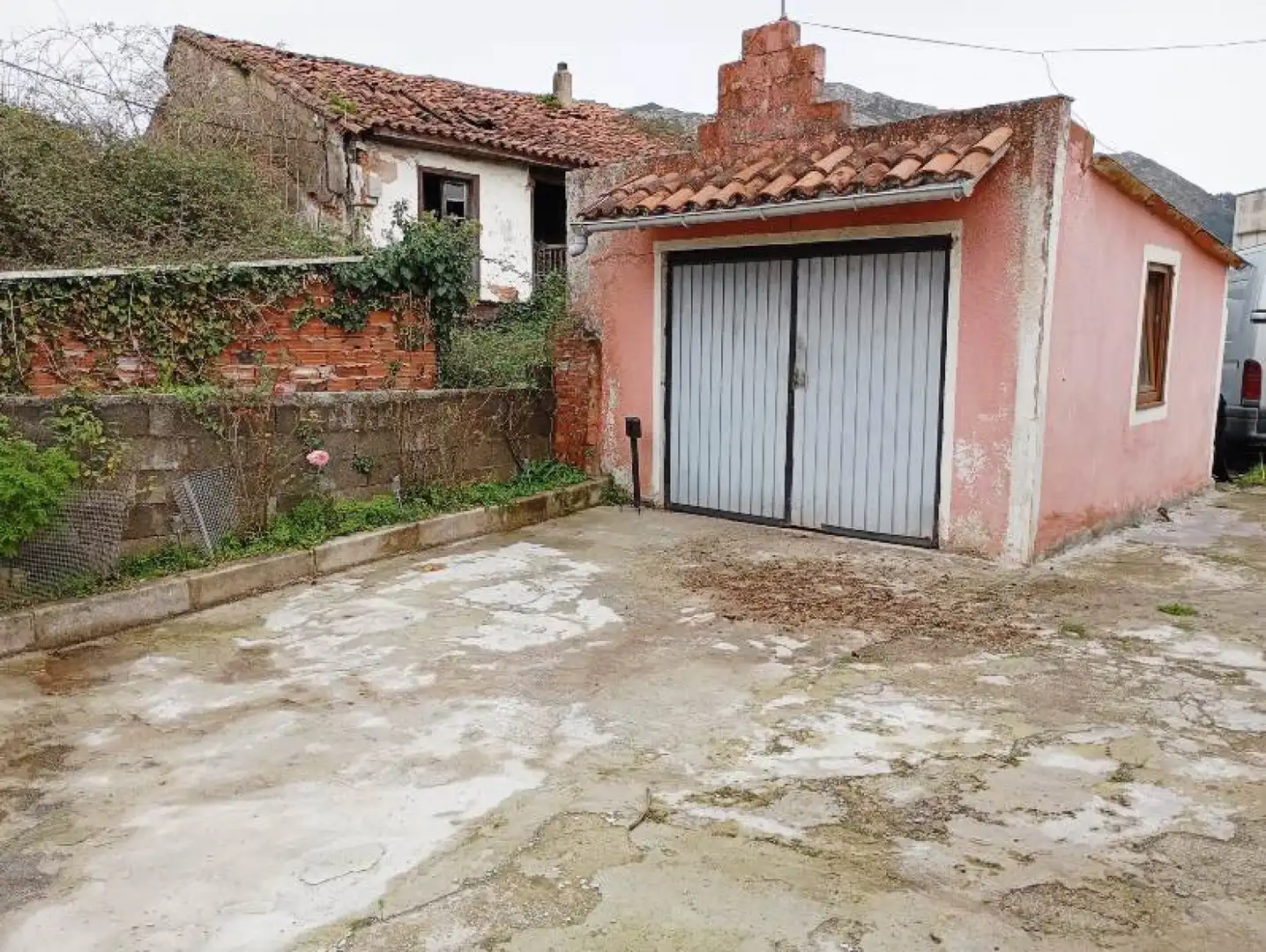 Parking de Casa o chalet en venta en Los Corrales de Buelna  con Calefacción, Jardín privado y Terraza