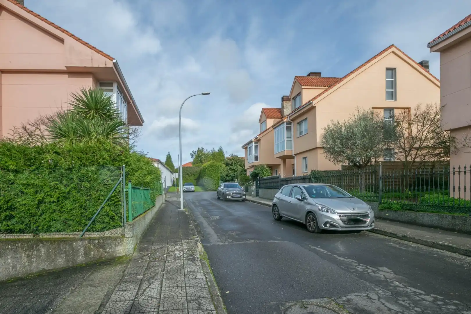 Vista exterior de Casa adosada en venta en Oleiros con Calefacción, Jardín privado y Parquet