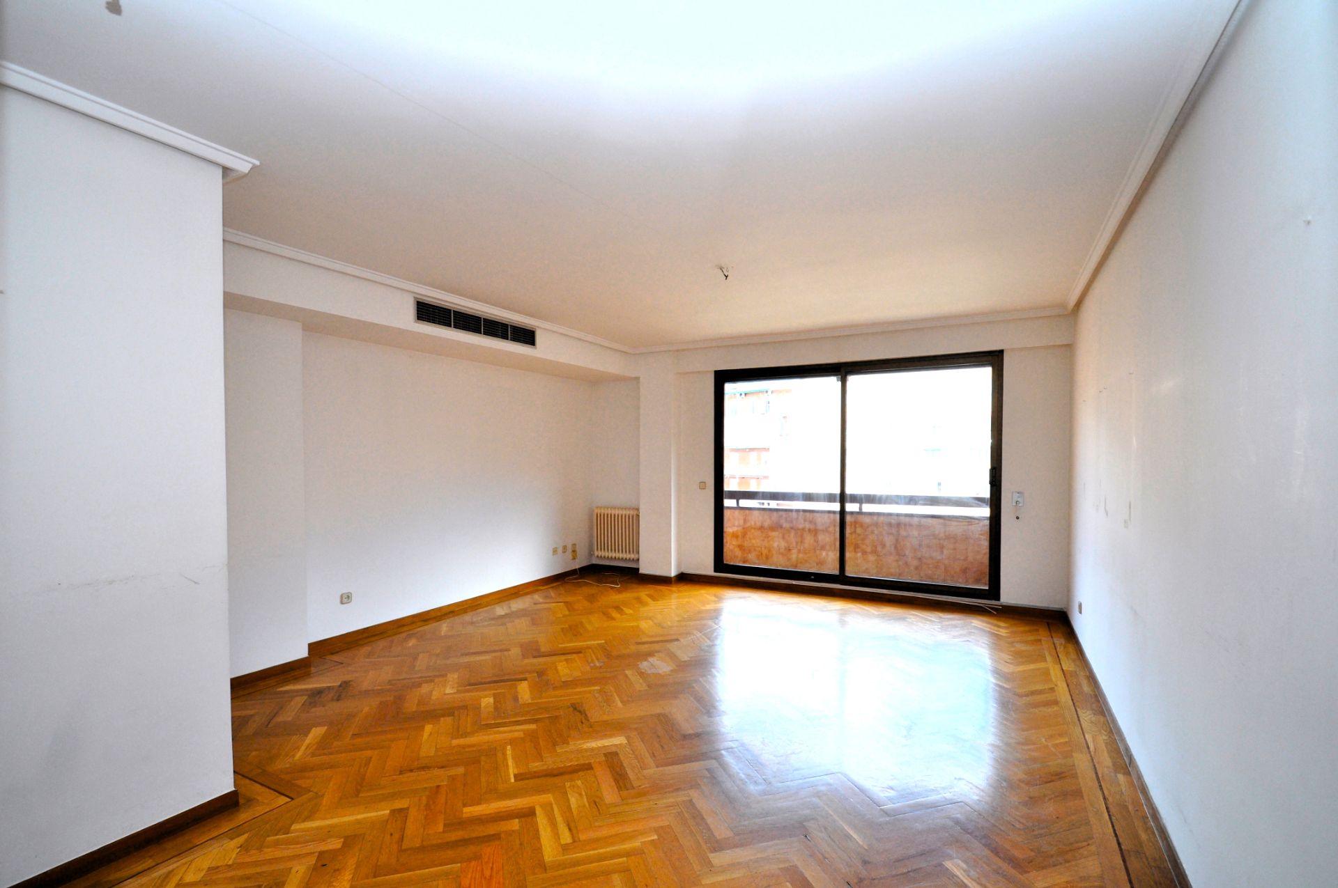 Living room of Flat to rent in  Madrid Capital  with Air Conditioner, Heating and Parquet flooring