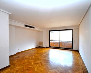 Living room of Flat to rent in  Madrid Capital  with Air Conditioner, Heating and Parquet flooring