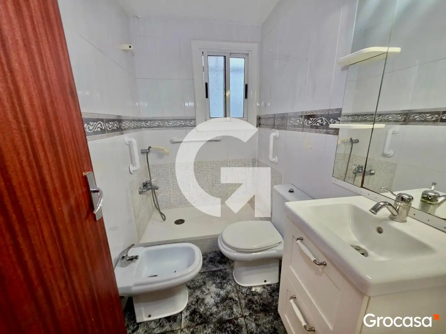 Bathroom of Flat for sale in Cornellà de Llobregat  with Air Conditioner, Heating and Oven