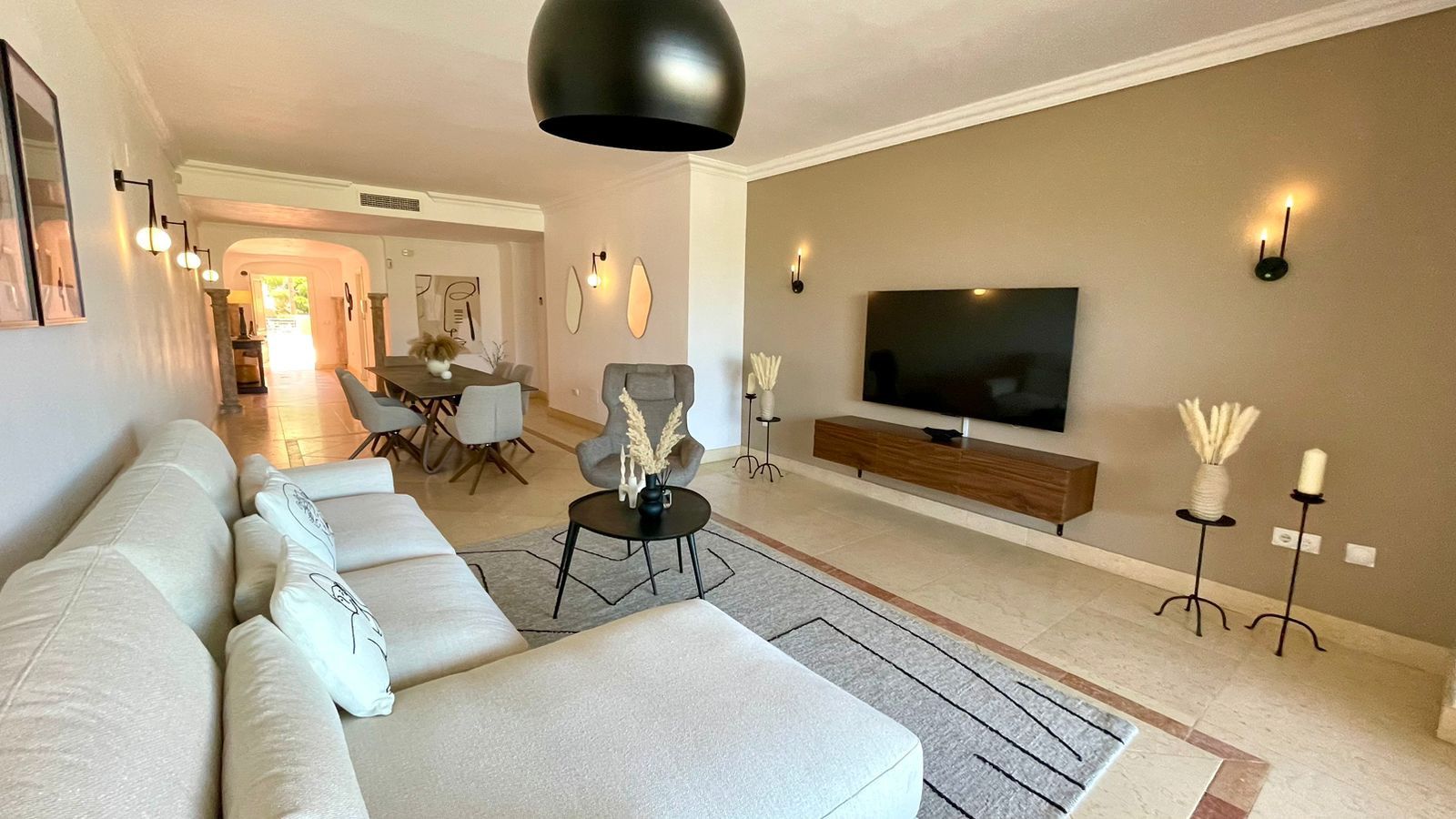 Sala d'estar de Apartament de lloguer en Marbella amb Aire condicionat, Terrassa i Piscina