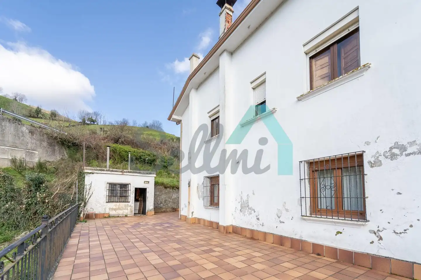 Vista exterior de Casa adosada en venda en Cangas del Narcea amb Calefacció, Jardí privat i Terrassa