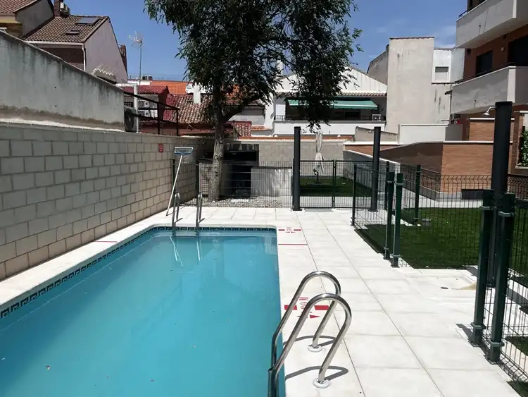 Piscina de Pis de lloguer en Madrid amb Calefacció, Parquet i Terrassa