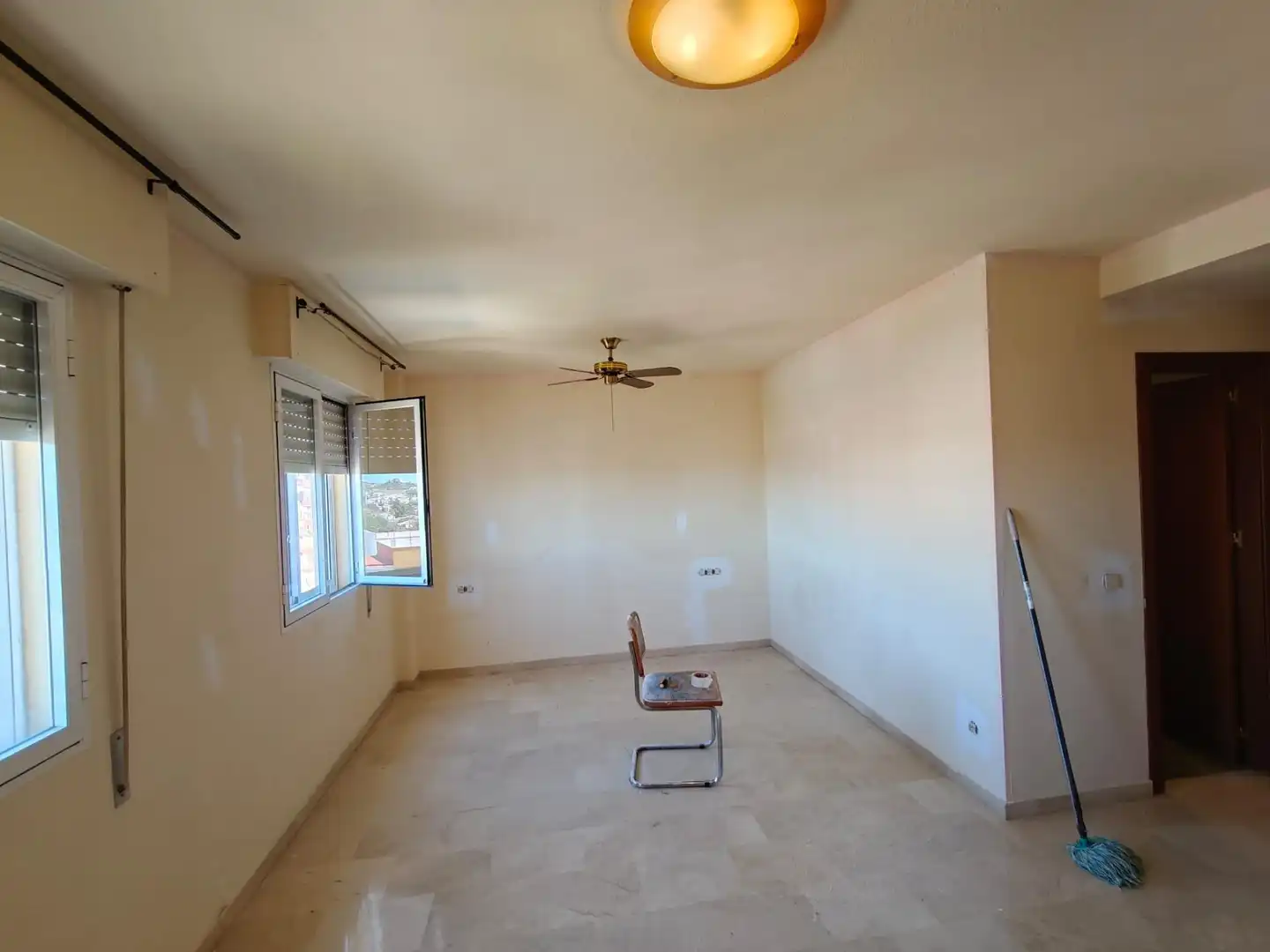 Sala de estar de Ático de alquiler en Benalmádena con Aire acondicionado, Jardín privado y Amueblado