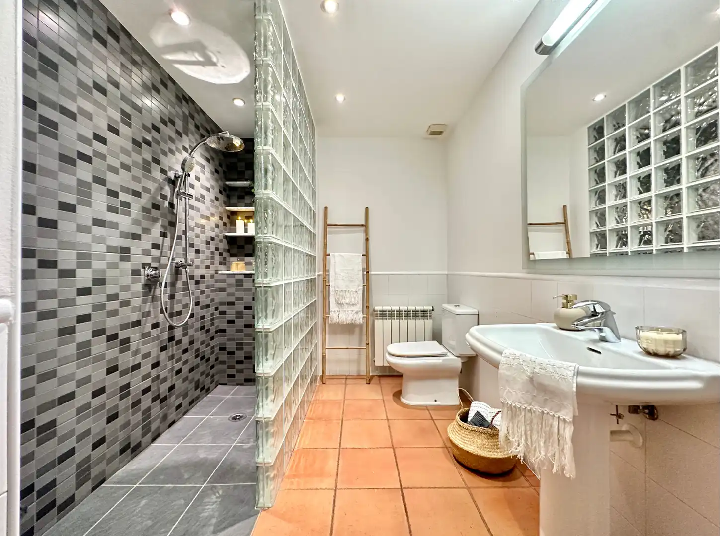 Badezimmer von Einfamilien-Reihenhaus zum Verkauf in Taradell mit Heizung, Privatgarten und Terrasse