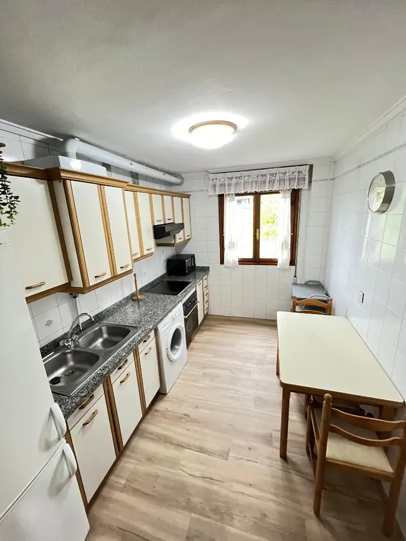 Cocina de Piso de alquiler en Oviedo  con Calefacción, Parquet y Trastero