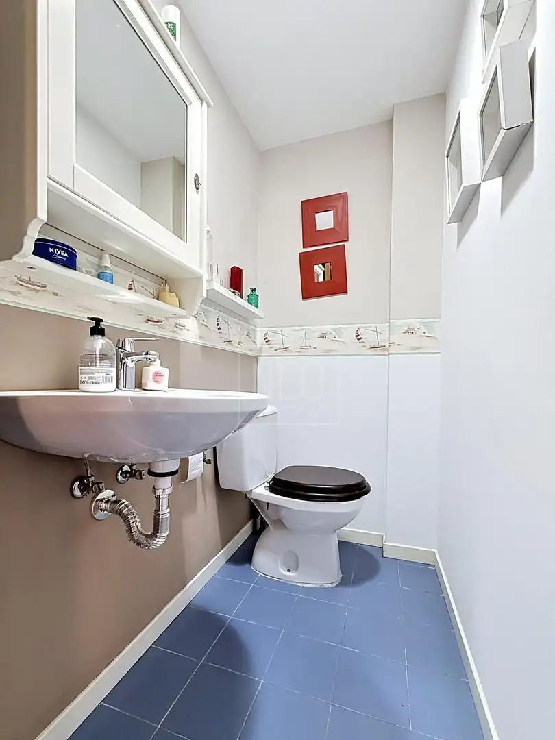 Badezimmer von Einfamilien-Reihenhaus zum Verkauf in Peligros mit Klimaanlage, Heizung und Privatgarten