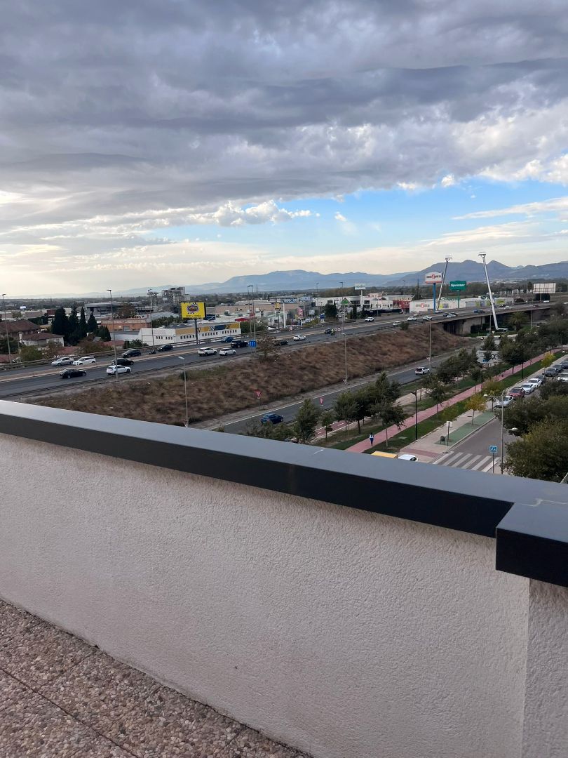 Vista exterior de Àtic de lloguer en Armilla amb Parquet, Terrassa i Traster