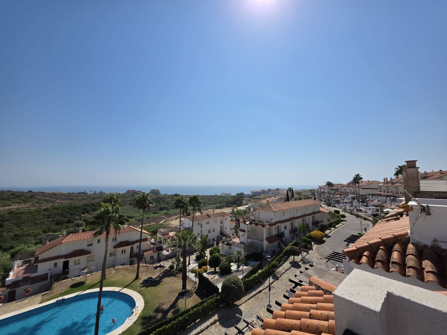 Vista exterior de Àtic de lloguer en Manilva amb Terrassa i Piscina comunitària