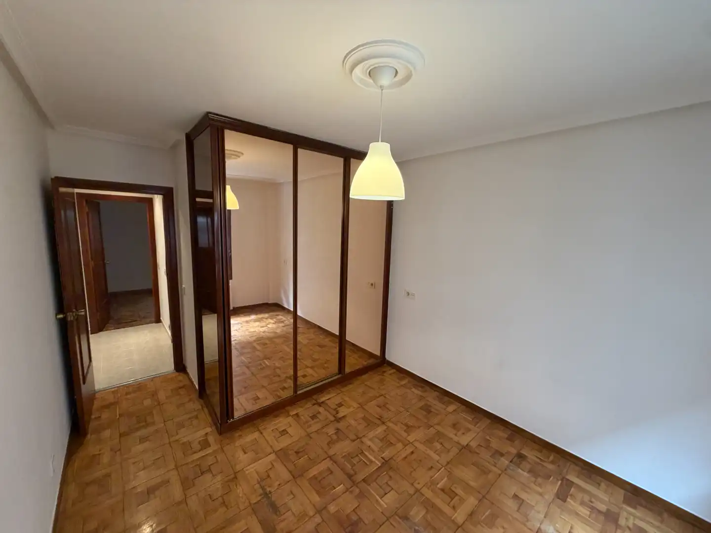 Dormitori de Pis en venda en Oviedo  amb Calefacció, Parquet i Terrassa