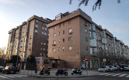 Vista exterior de Pis en venda en  Madrid Capital amb Aire condicionat, Parquet i Piscina