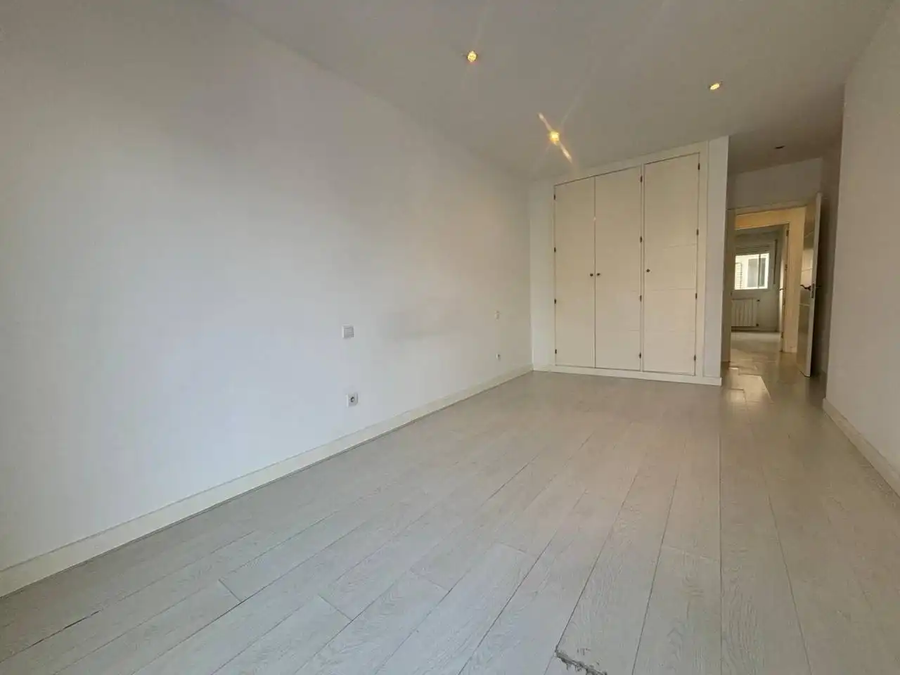 Schlafzimmer von Dachboden zur Miete in Madrid mit Klimaanlage, Heizung und Parkett