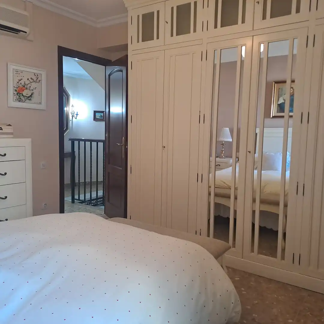 Dormitori de Casa adosada en venda en Dos Hermanas amb Aire condicionat, Traster i Piscina comunitària
