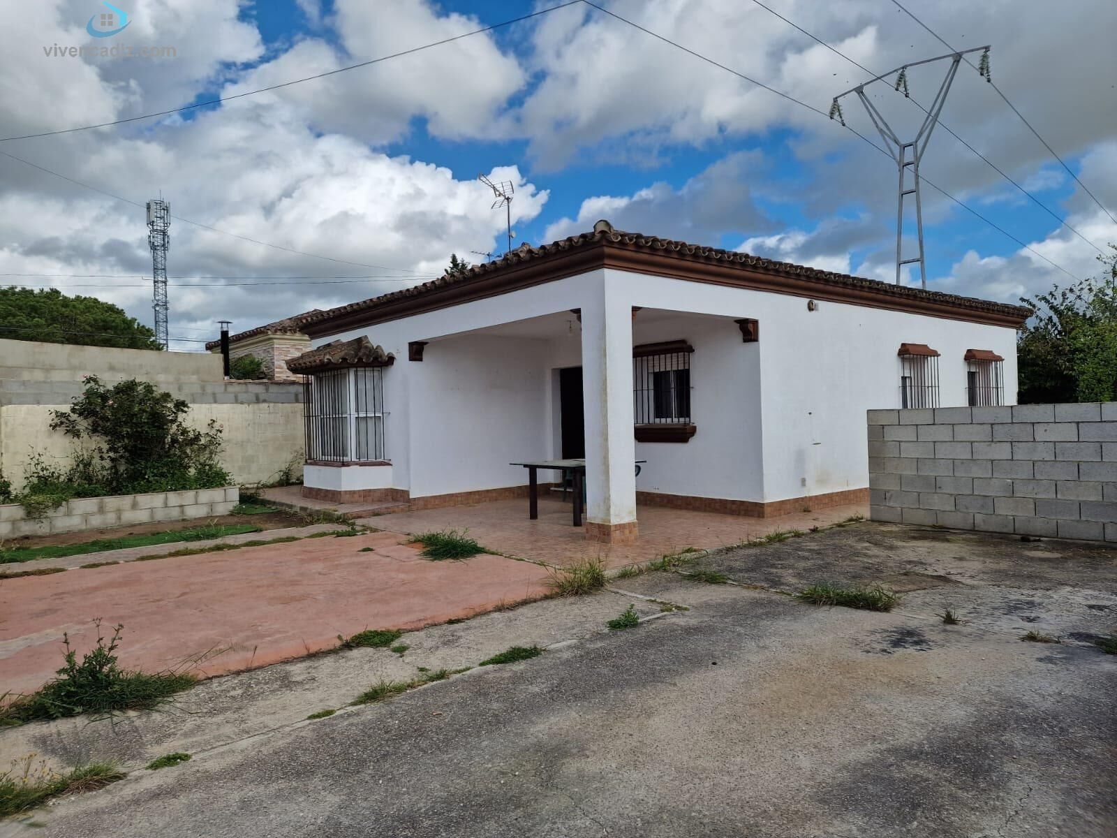 Vista exterior de Casa o xalet en venda en Chiclana de la Frontera amb Jardí privat