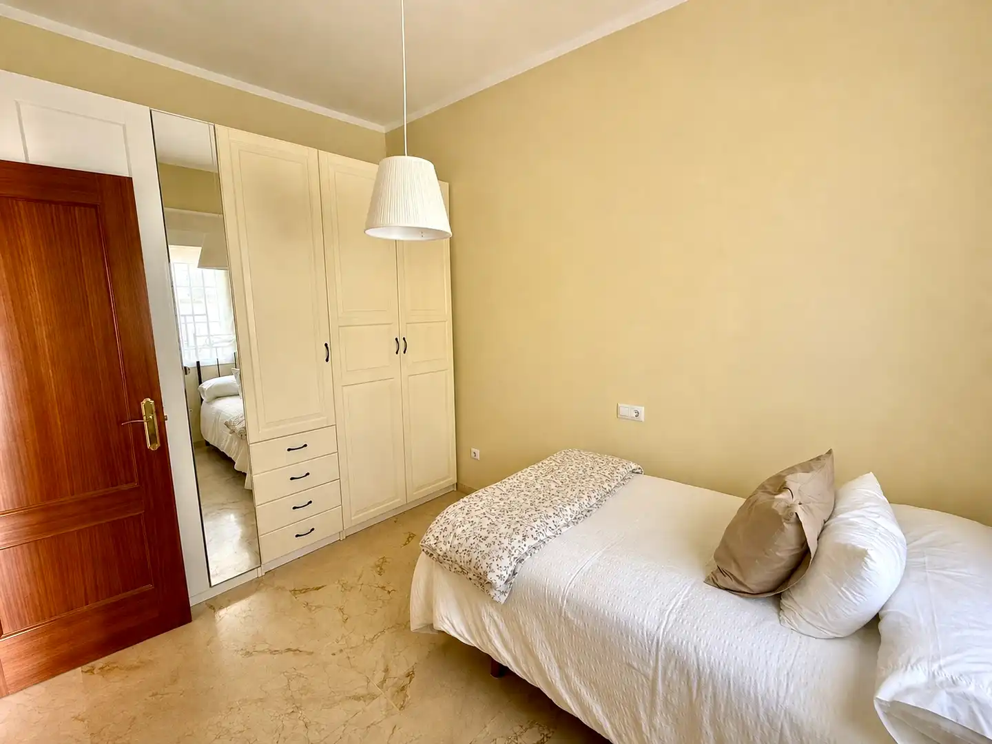 Dormitori de Casa adosada en venda en Espartinas amb Jardí privat, Terrassa i Piscina
