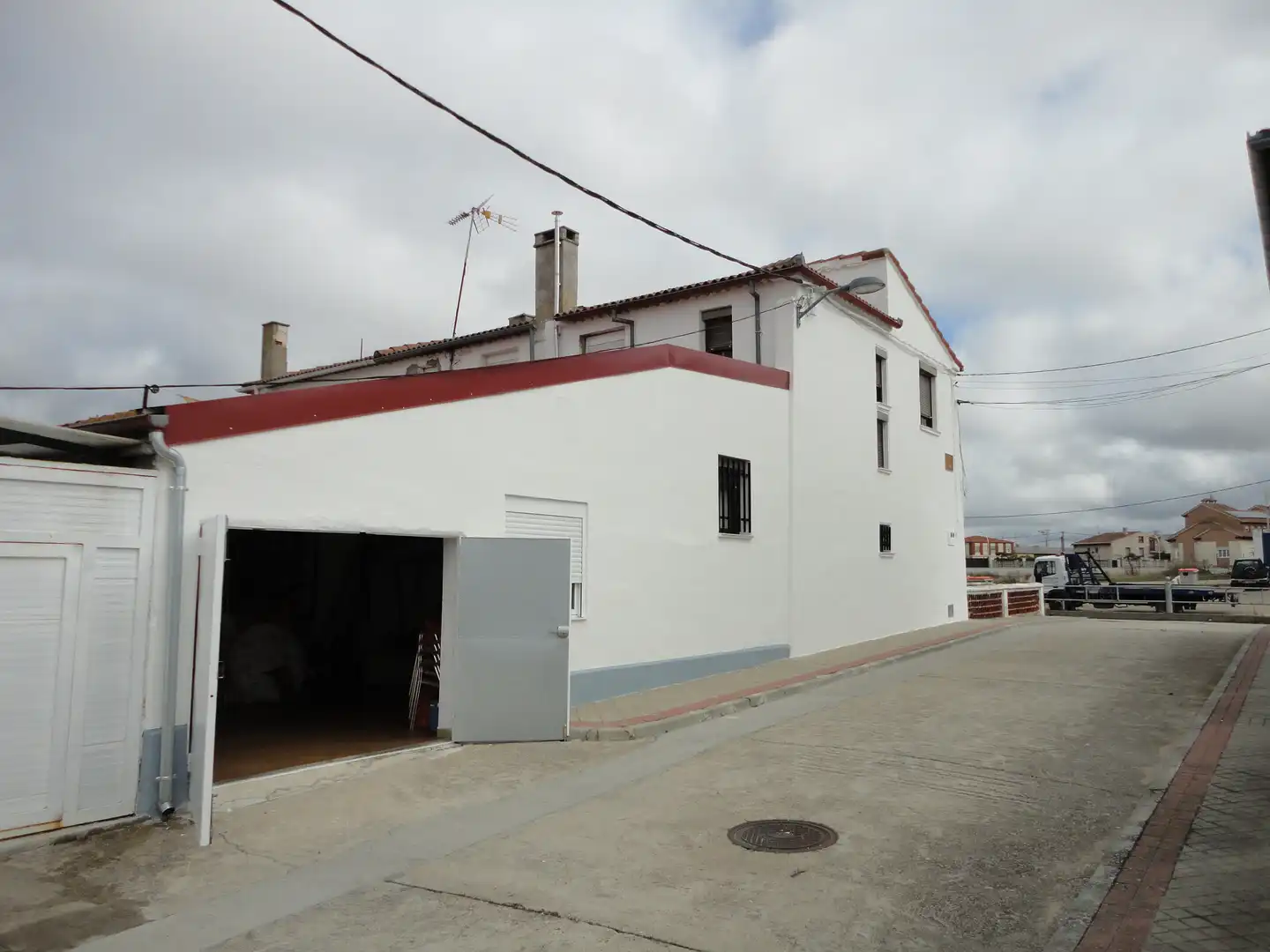 Vista exterior de Casa adosada en venta en Olmedo con Calefacción, Jardín privado y Terraza
