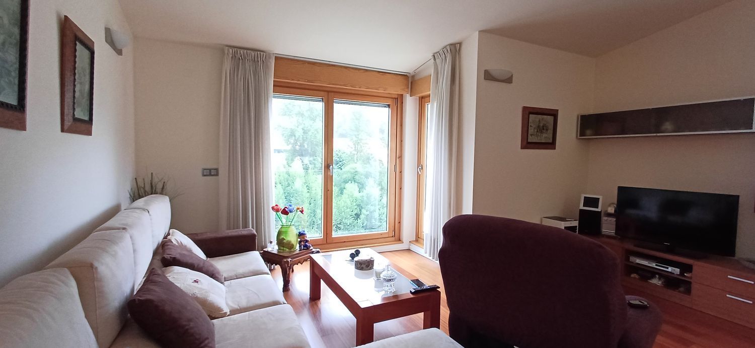 Sala d'estar de Casa o xalet en venda en San Martín del Rey Aurelio amb Calefacció, Terrassa i Traster