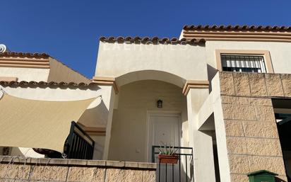 Vista exterior de Casa adosada en venda en Rincón de la Victoria amb Terrassa i Alarma