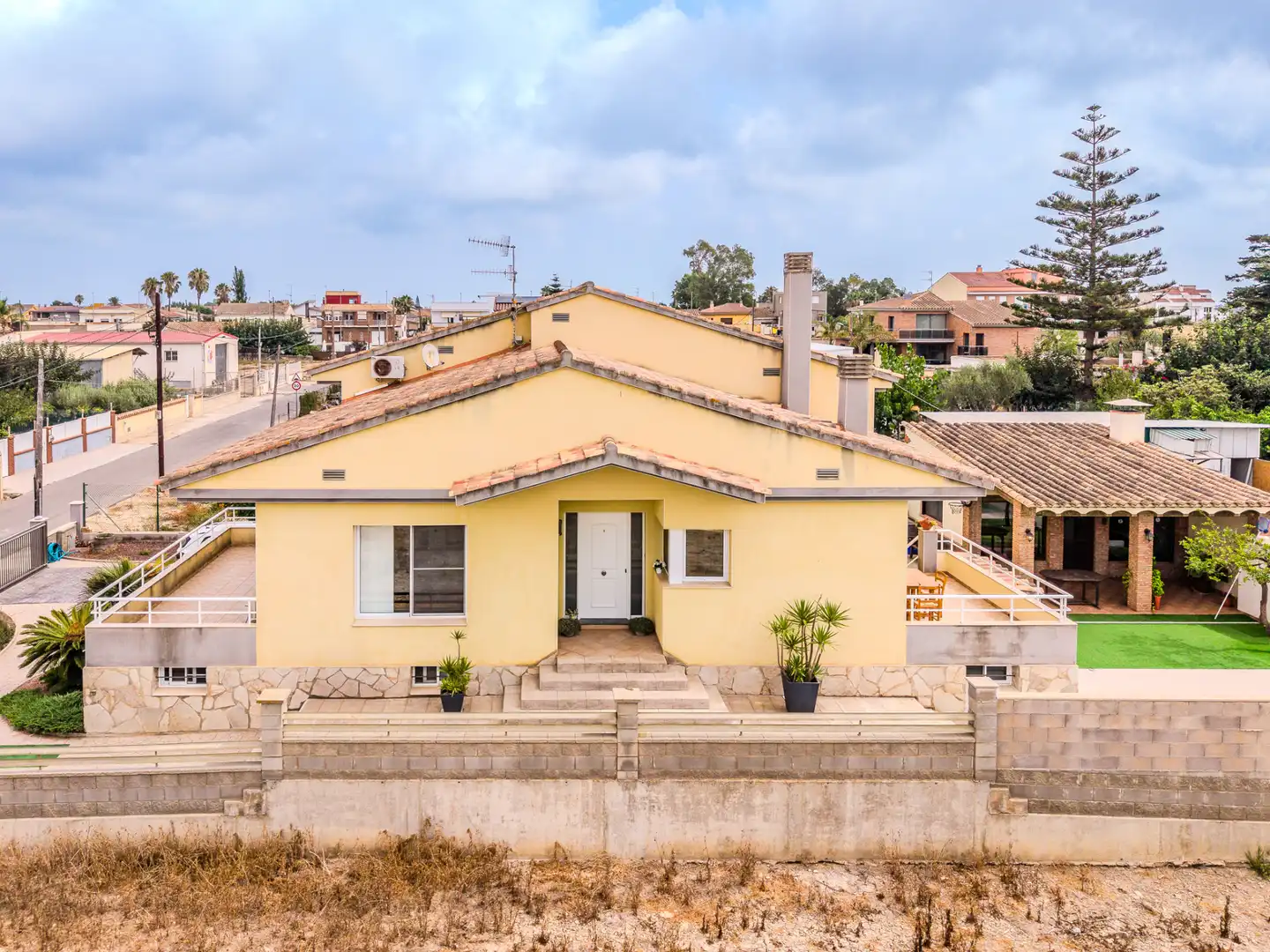 Vista exterior de Casa o xalet en venda en Deltebre amb Aire condicionat, Calefacció i Jardí privat