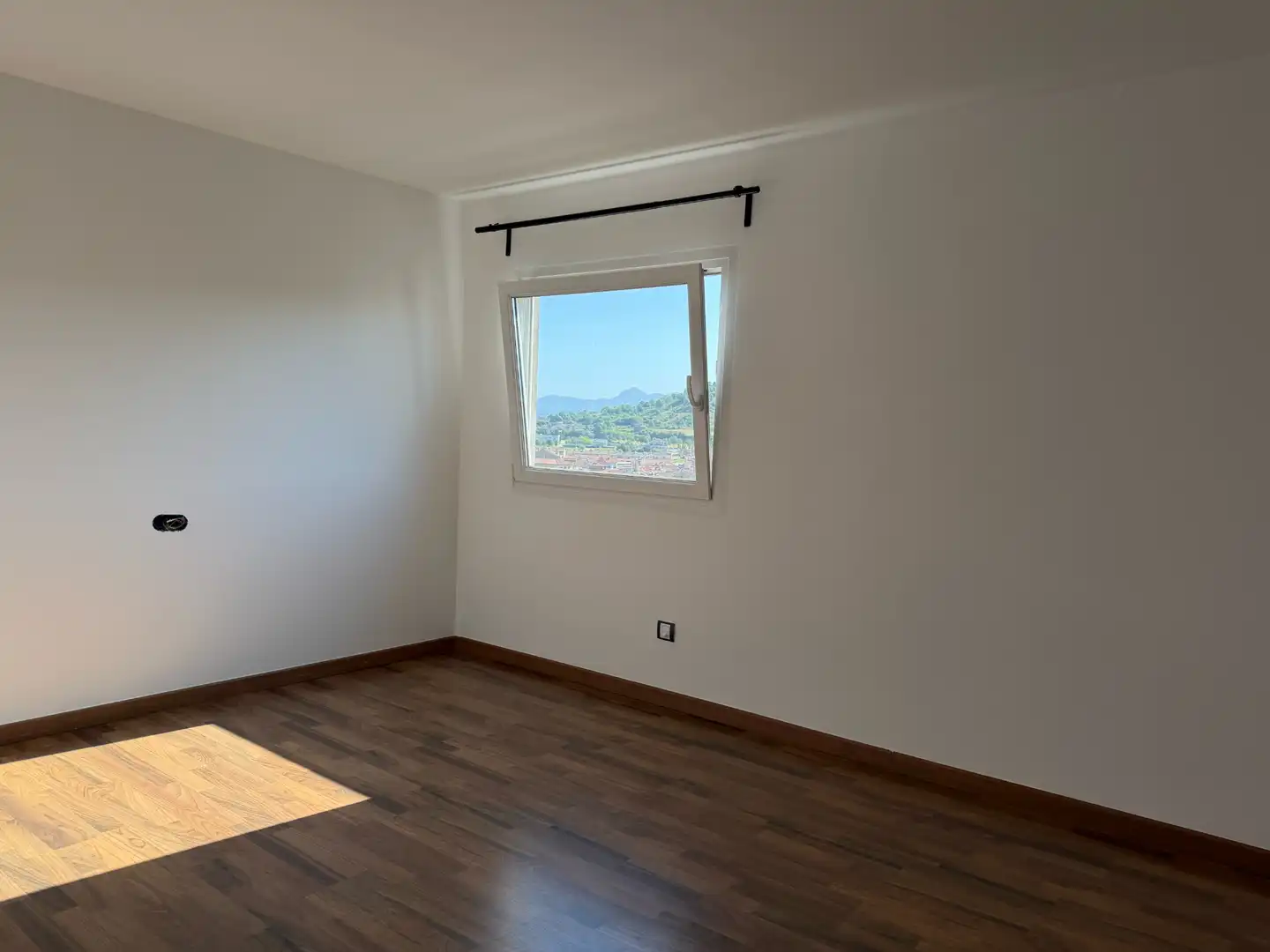 Dormitori de Casa adosada en venda en Olot amb Parquet i Terrassa