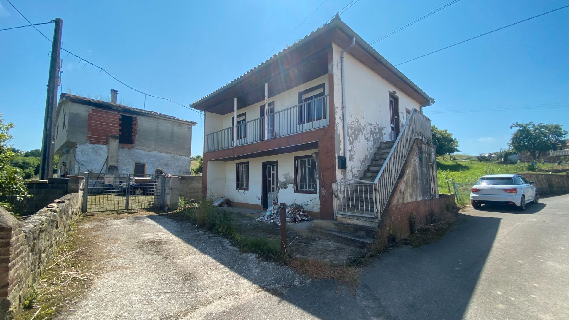 Vista exterior de Casa o xalet en venda en Langreo amb Calefacció, Terrassa i Balcó