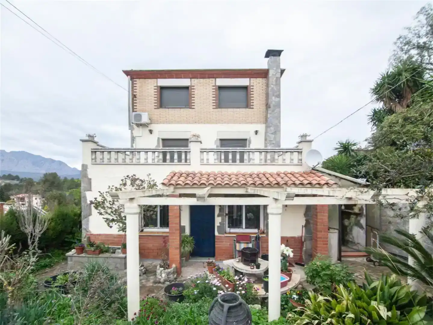 Vista exterior de Casa o xalet en venda en Esparreguera amb Aire condicionat, Piscina i Balcó