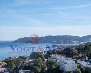 Vista exterior de Casa adosada en venda en Llançà amb Terrassa i Balcó