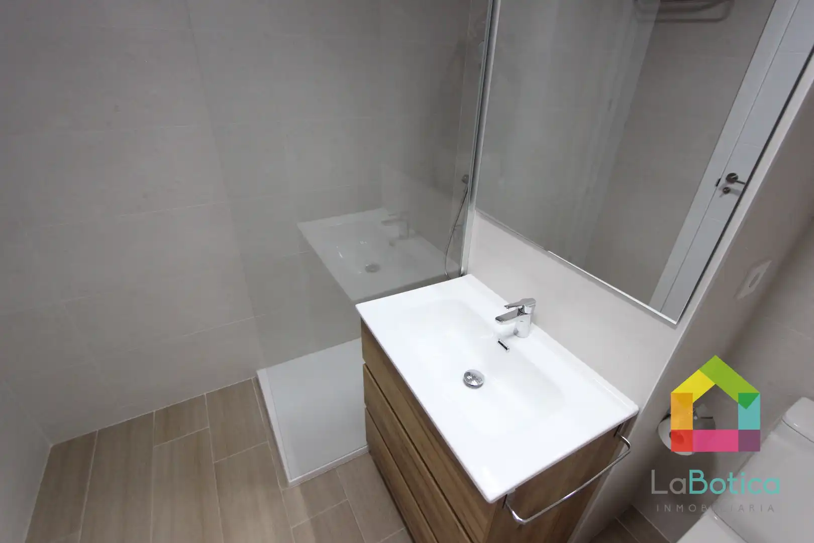 Bathroom of Flat for sale in Toledo  with Air Conditioner and Heating