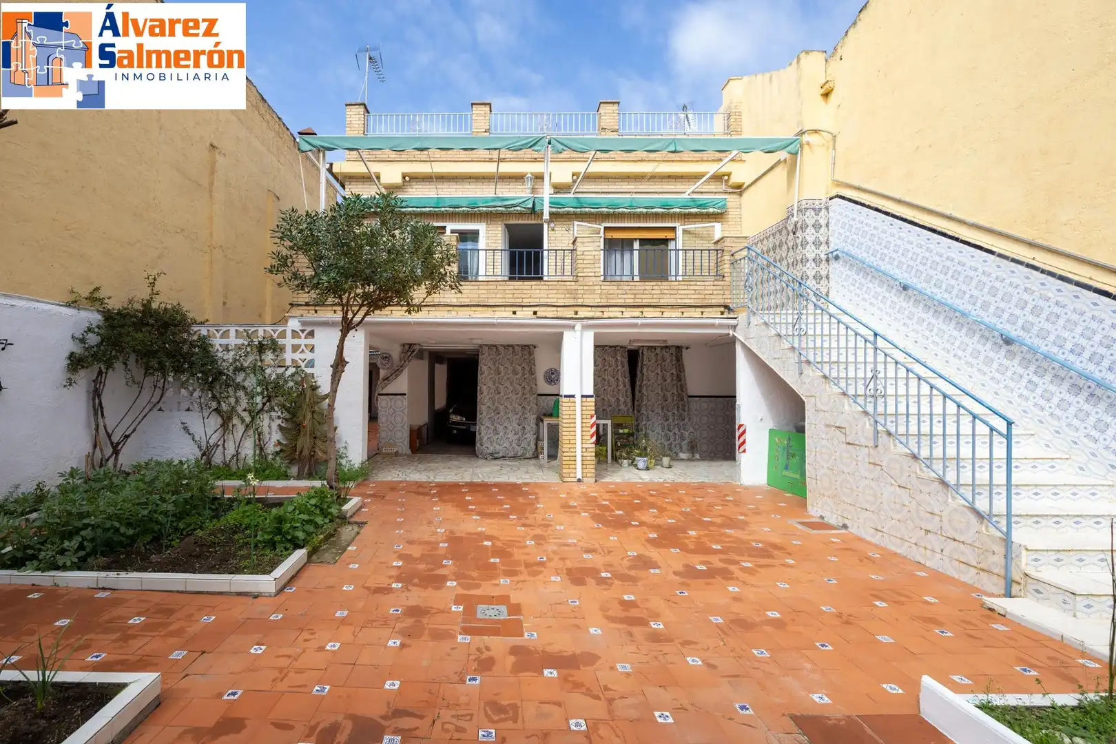 Vista exterior de Casa o xalet en venda en Armilla amb Aire condicionat, Traster i Balcó