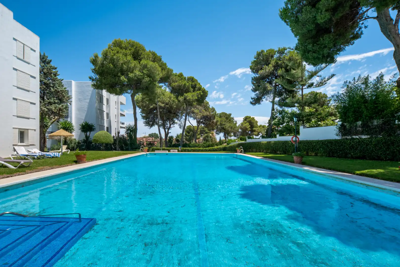 Schwimmbecken von Dachboden zum Verkauf in Marbella mit Klimaanlage, Terrasse und Schwimmbad