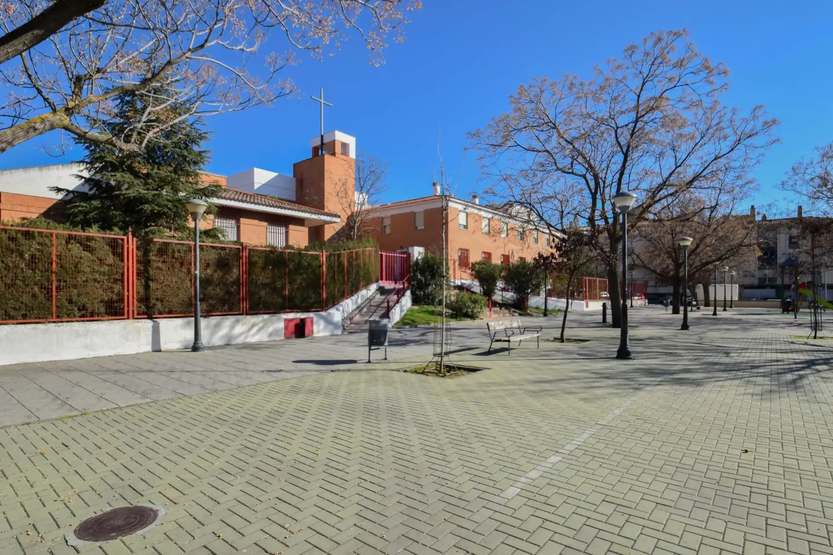 Außenansicht von Garage zum Verkauf in Granada