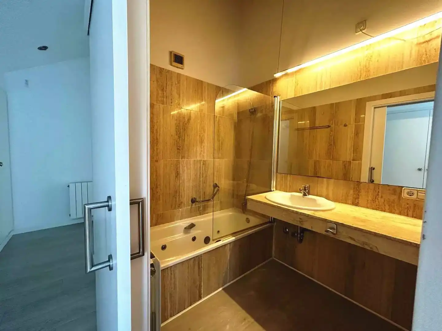 Badezimmer von Wohnung zur Miete in Girona mit Klimaanlage, Heizung und Parkett