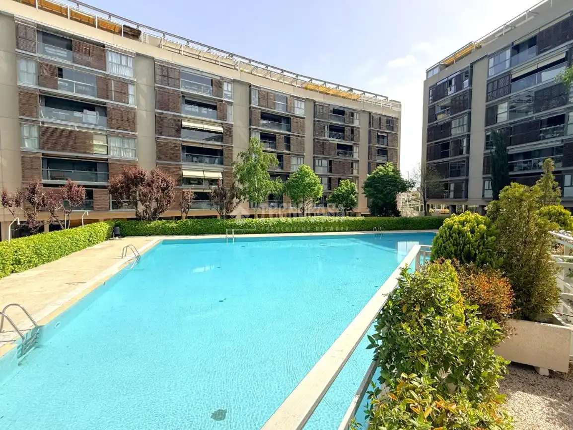 Piscina de Pis en venda en Madrid amb Aire condicionat, Calefacció i Terrassa