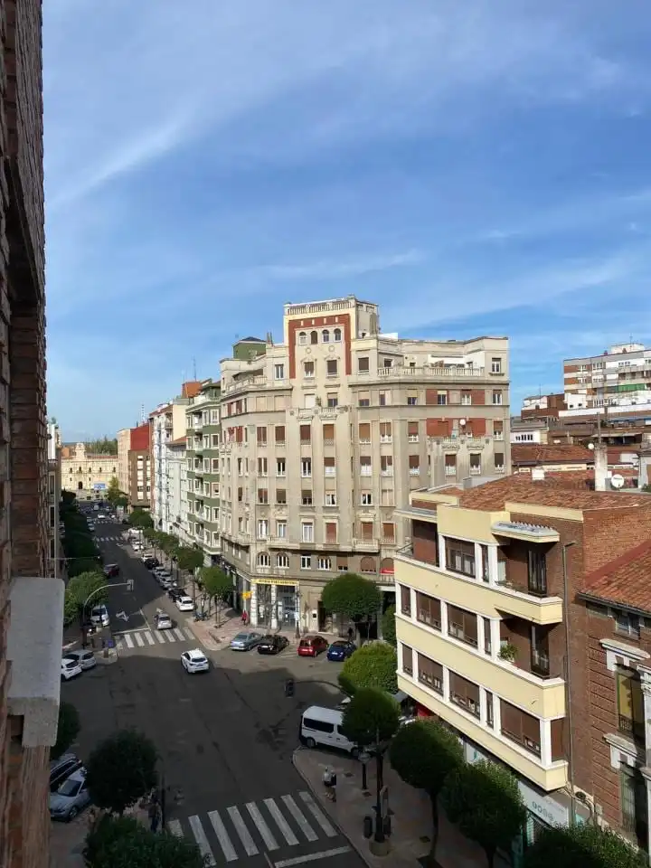 Vista exterior de Pis en venda en León Capital  amb Calefacció, Parquet i Terrassa