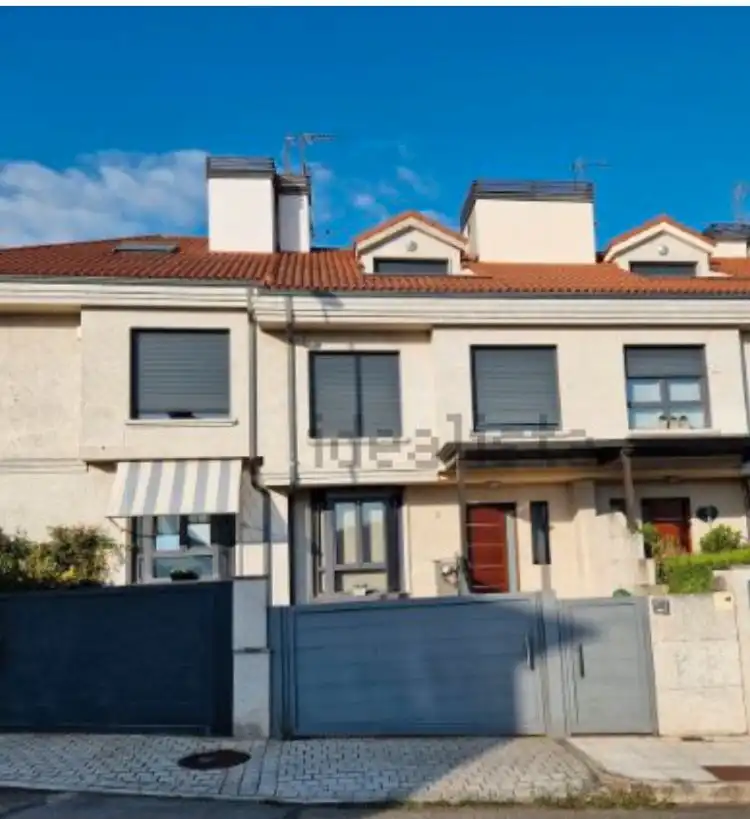 Vista exterior de Casa adosada en venta en Vigo  con Jardín privado, Parquet y Terraza