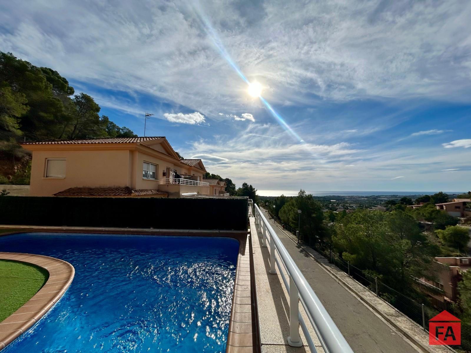 Vista exterior de Casa adosada en venda en Roda de Berà amb Calefacció, Terrassa i Traster